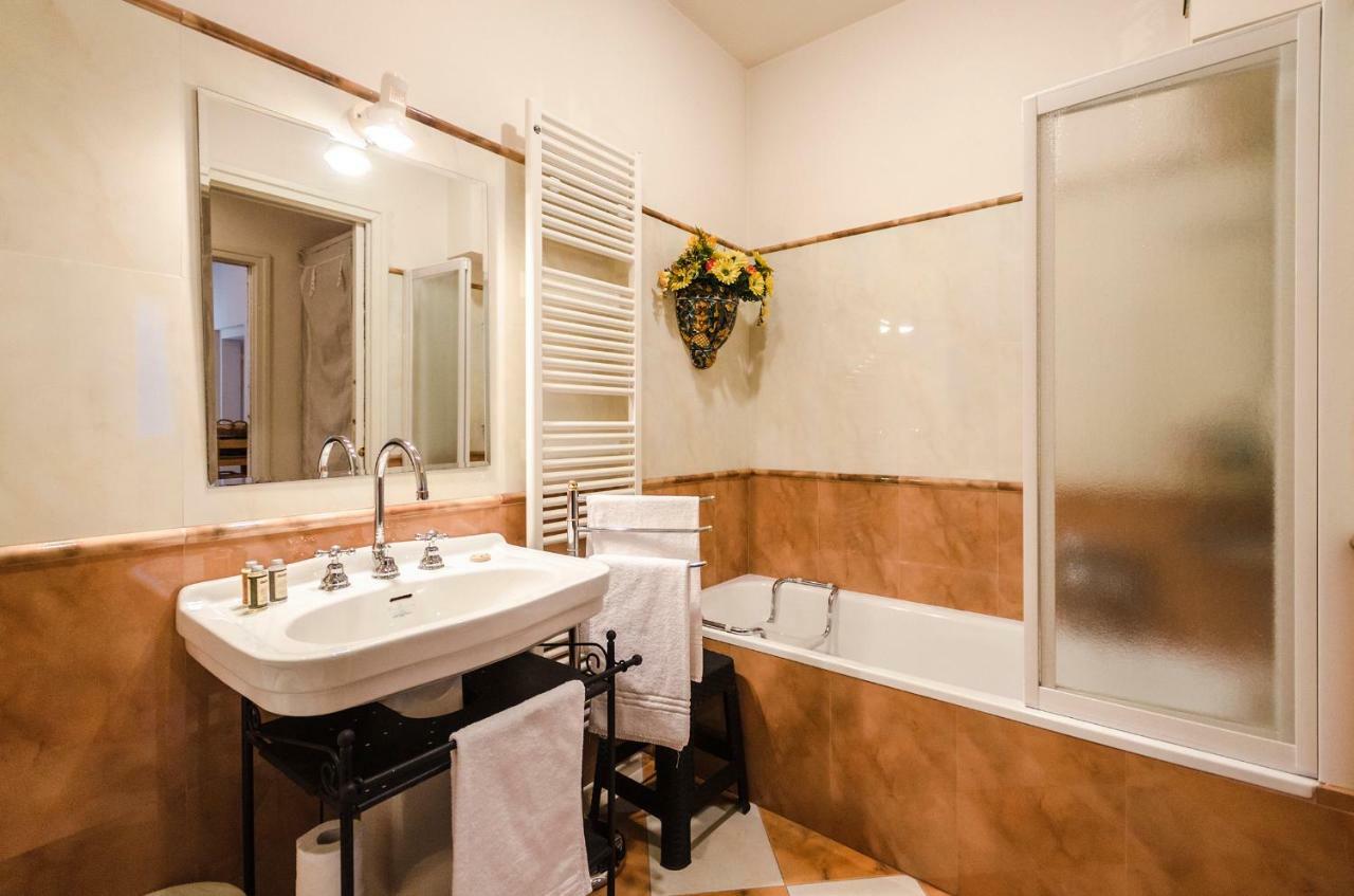 Lupari Apartment, Palazzo Storico Sotto Le Due Torri Болонья Экстерьер фото