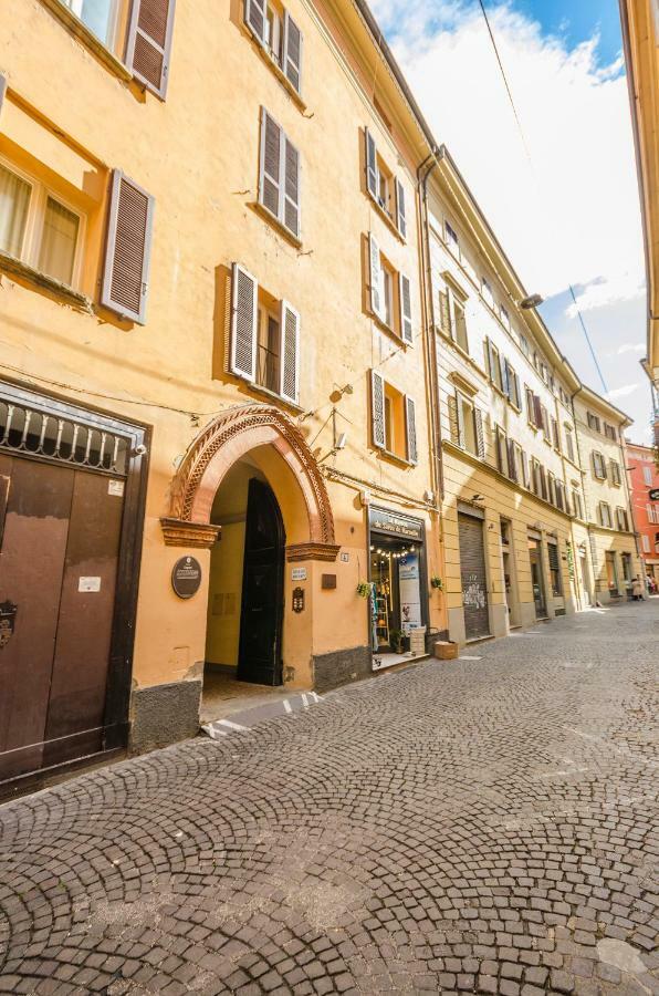 Lupari Apartment, Palazzo Storico Sotto Le Due Torri Болонья Экстерьер фото